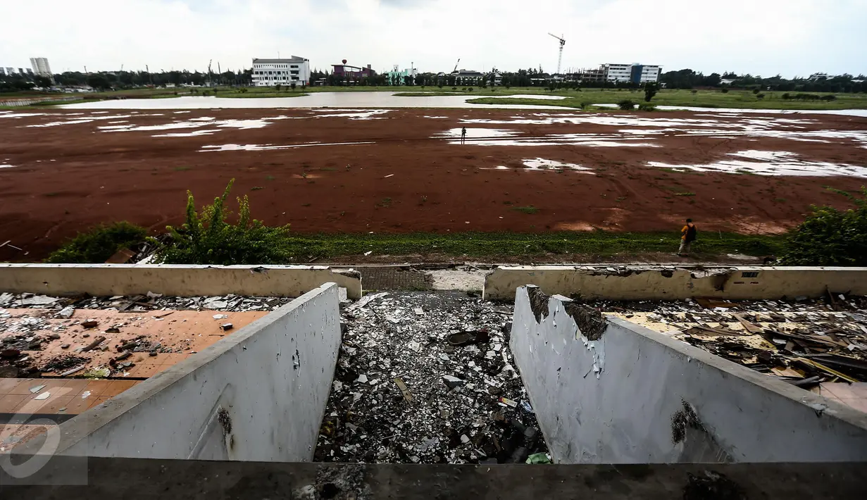 Suasana proyek pembangunan arena pacuan kuda Pulomas, Jakarta, Rabu (1/2). Kemajuan pembangunan arena pacuan yang akan digunakan dalam Asian Games 2018 itu mencapai 30 persen. (Liputan6.com/Faizal Fanani)