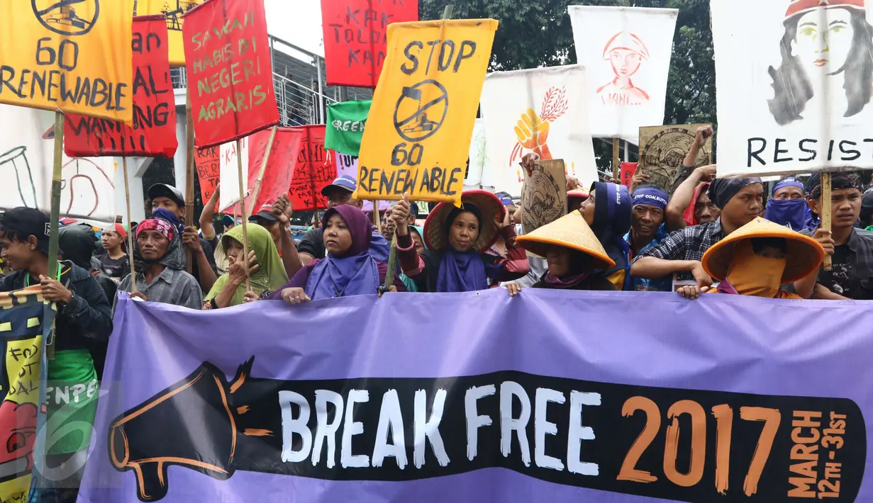Pengunjuk rasa membawa spanduk saat demo di KPK, Jakarta, Kamis (23/3). Massa berasal dari berbagai daerah meliputi Batang, Labuan, Pelabuhan Ratu, Cilacap, Jepara, Indramayu, Cirebon, Bengkulu, hingga Kalimantan Timur. (Liputan6.com/Helmi Afandi)