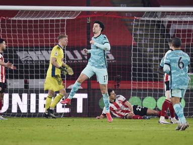 Pemain Liverpool, Curtis Jones, melakukan selebrasi usai mencetak gol ke gawang Sheffield United pada laga Liga Inggris di Stadion Bramall Lane, Minggu (28/2/2021). Liverpool menang dengan skor 2-0. (Oli Scarff, Pool via AP)