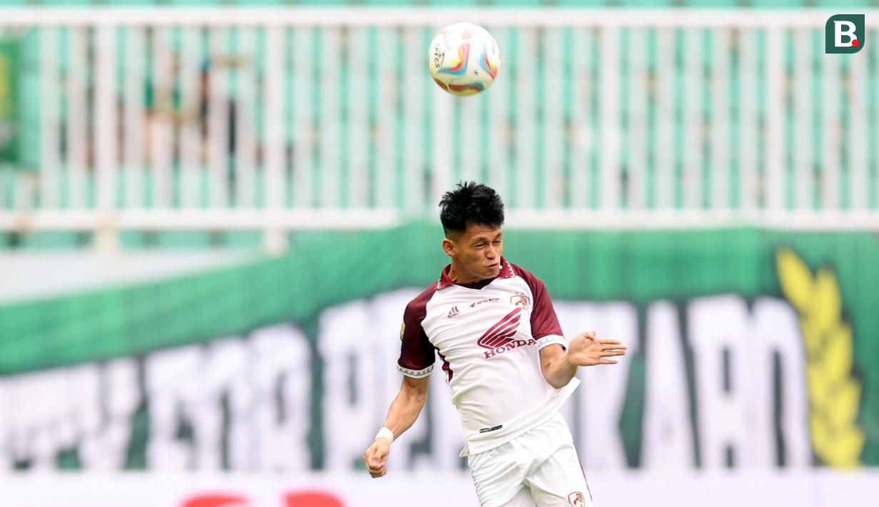 Pemain PSM Makassar, Dzaky Asraf, menghalau bola di udara dalam pertandingan lanjutan pekan ketiga BRI Liga 1 2023/2024 melawan Persikabo 1973 yang berlangsung di Stadion Pakansari, Cibonong, Jawa Barat, Jumat (14/7/2023). (Bola.com/Abdul Aziz)