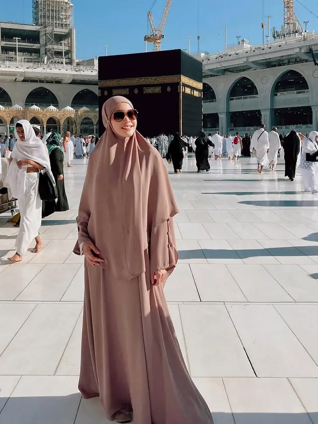 8 Inspirasi Outfit Gamis Elegan ala Maia Estianty, Bikin Penampilan Makin Memukau