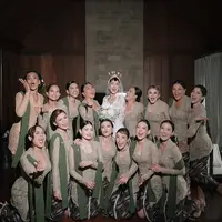 Jadi bridesmaid Luna Maya, intip penampilan Ayu Dewi dan Melaney Ricardo dalam balutan kebaya. [@thebridestory].
