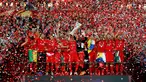 Para pemain Sevilla bergembira mengangkat trofi juara Liga Europa 2015 usai mengalahkan Dnipro di final di Stadion Narodowy, Polandia, Kamis (28/5/2015). Sevilla memecahkan rekor meraih trofi Liga Europa terbanyak, yakni empat gelar. (Reuters/Carl Recine)