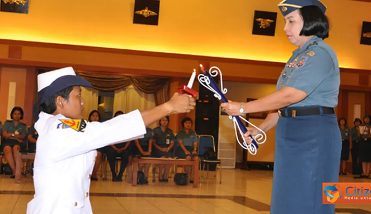 Citizen6, Surabaya: Korps Wanita TNI AL bertambah 81 orang setelah siswa wanita Dikmaba PK NI AL Angkatan ke-31 menjalani prosesi tradisi penerimaan menjadi keluarga besar anggota Kowal, Senin (30/4). (Pengirim: Penkobangdikal)