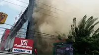 Kebakaran melanda Pasar Aksara, Medan, Sumatera Utara, Selasa (12/7/2016). (Liputan6.com/Reza Perdana)