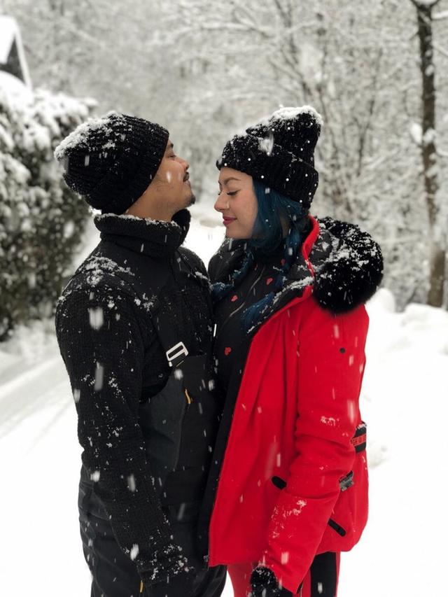 Enggak Menyangka, 6 Seleb Ini Menikah dengan Fans Sendiri