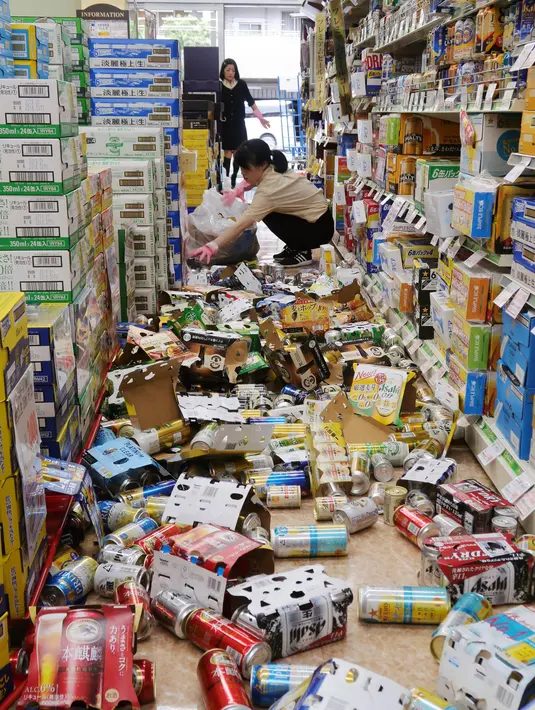 Sejumlah barang berjatuhan ke lantai sebuah toko menyusul gempa bumi di Hirakata, Osaka, Senin (18/6). Badan Meteorologi Jepang awalnya menempatkan besarnya gempa di 5,9 tetapi kemudian menaikkannya menjadi 6,1 SR. (Ikuo Tatsumi/ Kyodo News via AP)