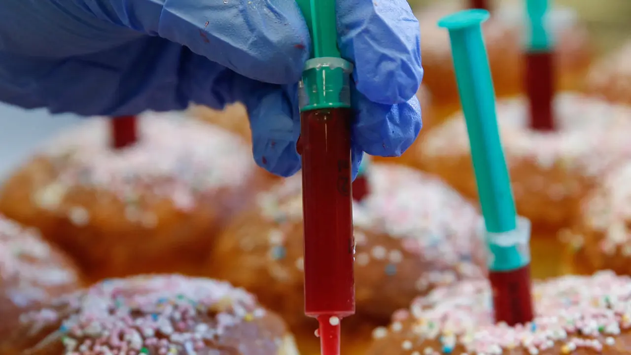 Sambut Vaksin Corona, Toko Roti Ini Tawarkan Donut dengan Alat Suntik