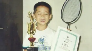 Kevin Sanjaya sudah berprestasi di dunia badminton sejak kecil. Ia menekuni badminton saat masih anak-anak dan sudah menghasilkan banyak piala. Cikal bakal jadi pemain hebat pun sudah terlihat dari seorang Kevin Sanjaya kecil. (Liputan6.com/IG/kevin_sanjaya)