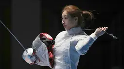 Atlet anggar Korea Selatan, Soonyeon Choi saat menghadapi Chika Aoki asal Jepang di semifinal tim anggar putri Asian Games 2018 di Jakarta, Rabu (22/8). (AP Photo/Achmad Ibrahim)