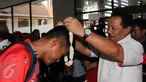 Atlet Dayung Indonesia mendapat kalungan bunga saat tiba di Bandara Soekarno-Hatta, Banten, Selasa (16/6/2015). Raihan 13 medali emas, 6 perak dan 4 perunggu, Indonesia dinobatkan sebagai juara umum rowing SEA Games 2015. (Liputan6.com/Helmi Afandi)