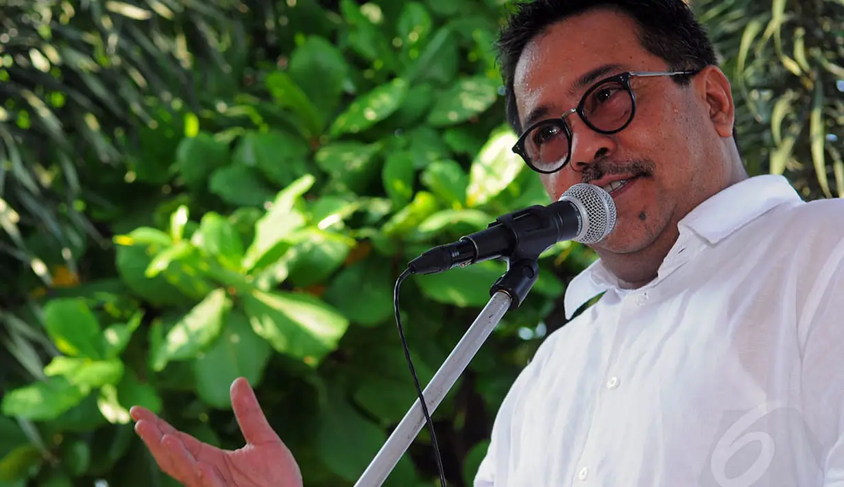 Plt Gubernur Banten Rano Karno memberi sambutan dalam acara pembukaaan Peh Cun dibantaran Sungai Cisadane, Kota Tangerang, Senin (2/6/14). (Liputan6.com/Faisal R Syam)