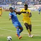 Pemain depan Persib Bandung, Djibril Coulibaly (kiri) harus mendapat dorongan dari bek Barito Putera, Abanda Herman, saat berlaga di Stadion Si Jalak Harupat, (10/6/2014). (Liputan6.com/Helmi Fithriansyah)