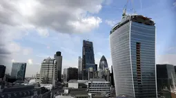 Gedung pencakar langit di Kota London, yang dijuluki Walkie Talkie, 30 Agustus 2013. Gedung bertingkat 37 ini memenangkan Piala Carbuncle yang diberikan setiap tahun kepada gedung yang dipandang para juri sebagai terburuk di Inggris.(AFP PHOTO/CARL COURT)