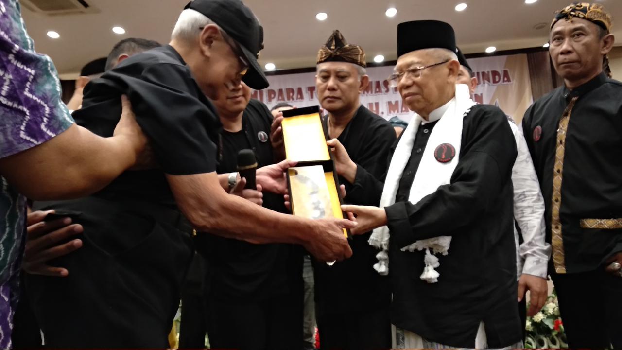 Cawapres 01, Ma'ruf Amin, saat dikukuhkan sebagai sesepuh Sunda.