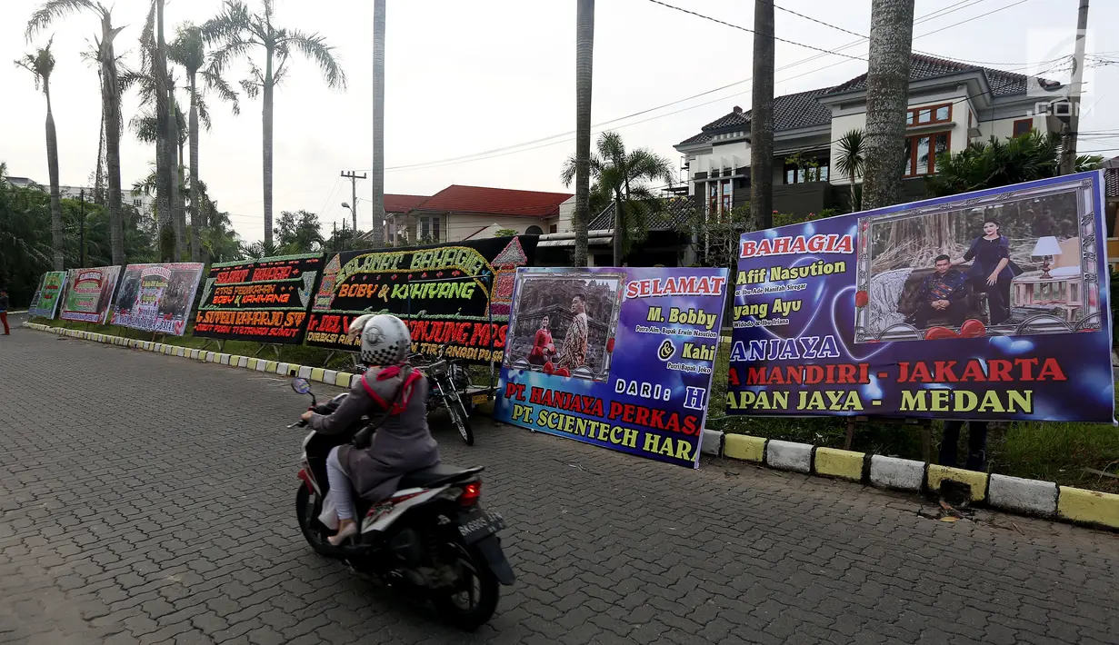 Sejumlah karangan bunga dan ucapan selamat untuk Kahiyang-Bobby terpampang di pinggir jalan Komplek Bukit Hijau Regency (BHR), Medan, Kamis (23/11). (Liputan6.com/JohanTallo)