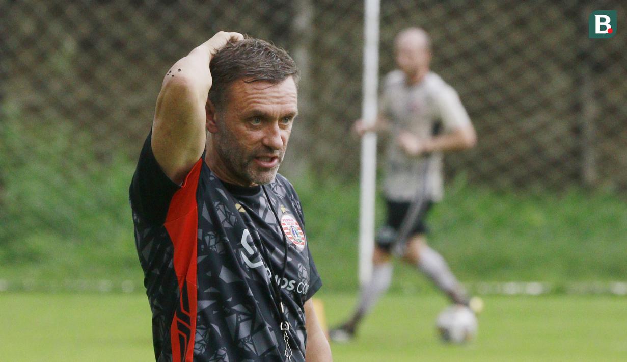 <p>Pelatih Persija Jakarta, Thomas Doll, memimpin sesi latihan setelah masa jeda kompetisi di Nirwana Park, Sawangan, Jawa Barat, Rabu (4/1/2023). (Bola.com/M Iqbal Ichsan)</p>
