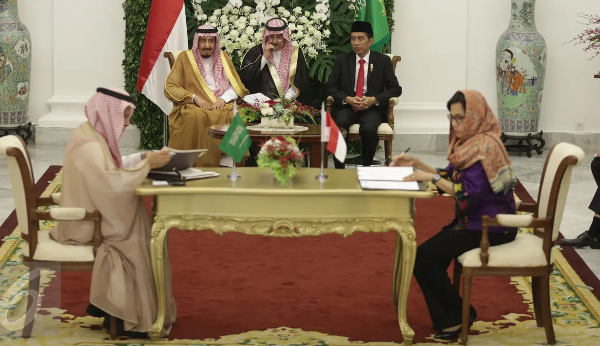 Raja Arab Salman bin Abdulaziz Al-Saud didampingi Presiden Jokowi menyaksikan penandatanganan kerjasama  di Istana Bogor, Jawa Barat, Rabu (1/3). Pemerintah Arab akan menanamkan investasi senilai Rp 300 triliun. (Liputan6.com/Angga Yuniar)