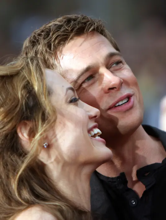 Sejak dituding melakukan kekerasan terhadap anak sulungnya, Maddox, Pitt memang berada di bawah pengawasan DCFS. Terlebih saat ia sedang melakukan pertemuan dengan buah hatinya. (AFP/Bintang.com)