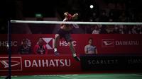 Pebulutangkis tunggal putra Indonesia, Chico Aura Dwi Wardoyo saat bertanding melawan pebulutangkis tunggal putra Singapura, Loh Kean Yew pada laga 16 besar Indonesia Masters 2023 di Istora Senayan, Jakarta, Kamis (26/01/2023). Chico Aura Dwi Wardoyo menang dua game langsung 21-18, 21-15. (Bola.com/Bagaskara Lazuardi)
