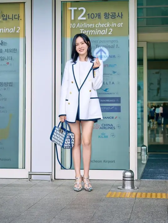 Serta sepatu Valentino Rocketed Mirror-Effects Pump with Matching Straps and Studs 10mm.