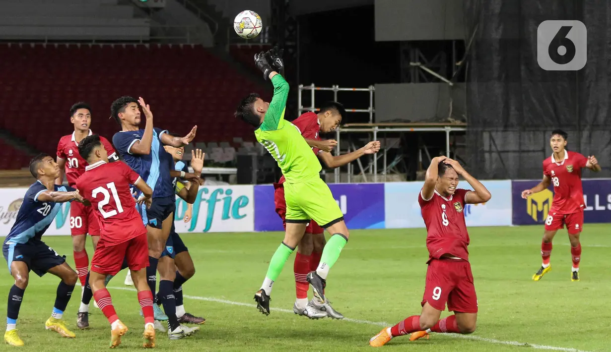 Sejumlah pemain timnas Indonesia U-20 terlibat dalam kemelut di depan gawang Guatemala U-20 yang dikawal Jorge Estuardo Moreno Alfaro (tengah) pada turnamen mini International Friendly Match di Stadion Utama Gelora Bung Karno, Selasa (21/2/2023). Timnas Indonesia U-20 harus menelan pil pahit kekalahan 0-1 dari Guatemala U-20. (Liputan6.com/Herman Zakharia)