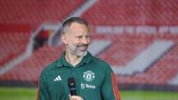Mantan pemain Manchester United Ryan Giggs saat menghadiri konferensi pers Maybank Kartu Kredit Manchester United yang digelar di JCC Senayan, Jakarta Pusat, pada Sabtu (18/5/2024). (Bola.com/Muhammad Iqbal Ichsan)