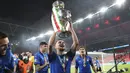 Ketidakpuasan dan kontroversi sudah sering terjadi dalam pemilihan pemain peraih Ballon d'Or. Kadang pemain yang diyakini bakal meraihnya karena pencapaiannya justru harus kalah. Seperti 5 pemain berikut yang gagal usai dinobatkan sebagai pemain terbaik Eropa. (AP/Pool/Andy Rain)