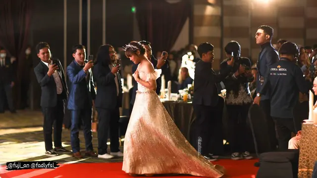 Tampil Ala Princess , Ini 7 Potret Fuji dalam Acara Kosmetik di Balikpapan