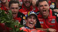 Pembalap Ducati, Marc Marquez, merayakan keberhasilan menjadi pemenang MotoGP Argentina 2025 bersama timnya di Sirkuit Termas de Rio Hondo di Santiago del Estero, Argentina, Senin (17/3/2025) dini hari WIB. (Luis ROBAYO / AFP)
