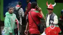 Pedagang menawarkan kaos kepada suporter Timnas Indonesia di sekitar Stadion Pakansari, Bogor, Sabtu (3/12). Timnas Indonesia akan melakoni laga semifinal pertama Piala AFF 2016 melawan Vietnam. (Liputan6.com/Helmi Fithriansyah)