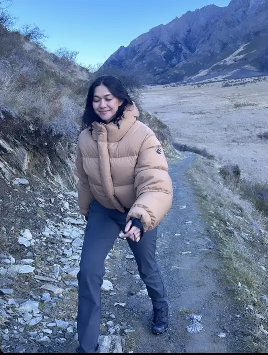 Sementara itu, Nana tampil dengan padding jaket coklat dipadukan celana dan sepatu gunung hitamnya. (@nanamirdad_)