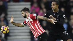 Bek Liverpool, Joel Matip, menahan laju striker Southampton, Charlie Austin. Sementara Liverpool juga menggunakan skema 4-3-3. (Reuters/Dylan Martinez)