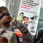 Petugas menyuntikan Vaksin Campak dan Rubella (MR) kepada bayi saat dilakukan imunisasi di sebuah puskesmas, Banda Aceh, Rabu (19/9). Pemerintah Aceh memperbolehkan penggunaan vaksin MR dengan alasan dalam kondisi darurat. (CHAIDEER MAHYUDDIN / AFP)