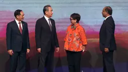Secara ekonomi, kata Retno, China adalah mitra dagang terbesar ASEAN. Begitu juga sebaliknya, ASEAN adalah mitra dagang terbesar China. (AP Photo/Tatan Syuflana, Pool)