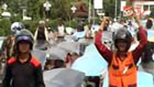 Ratusan tukang becak motor (bentor) di Makassar, Sulawesi Selatan, berdemo di depan kantor Balaikota Makassar. Mereka menuntut pemerintah kota, agar memberikan izin operasional trayek becak motor di kota itu. 