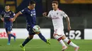 Gelandang AC Milan, Lucas Biglia berebut bola dengan pemain Hellas Verona, Mariusz Stepinski pada pertandingan pekan ketiga Liga Italia di Stadio Marc'Antonio Bentegodi (15/9/2019). AC Milan menang tipis atas Hellas Verona 1-0. (Simone Venezia/ANSA via AP)