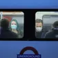Orang-orang yang mengenakan masker terlihat dalam kereta metro di London, Inggris, 21 Oktober 2020. Data resmi pada 21 Oktober 2020 menunjukkan Inggris mencatatkan penambahan 26.688 kasus COVID-19, penambahan kasus harian tertinggi sejak pandemi. (Xinhua/Tim Ireland)