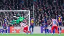Pemain Atletico Madrid, Julian Alvarez, mencetak gol ke gawang Barcelona pada leg pertama perempat final Liga Champions 2025/2026 di Stadion Camp Nou, Kamis (9/4/2026). (AFP/Josep Lago)
