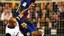 Pemain depan Valencia, Simone Zaza berebut bola dengan bek Barcelona, Samuel Umtiti pada lanjutan La Liga Primera Division di Stadion Mestalla, Minggu (26/11). Valencia memaksa Barcelona meraih hasil imbang 1-1.  (AFP PHOTO / JOSE JORDAN)