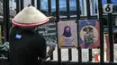 Aktivis Gerakan Rakyat untuk Kedaulatan Agraria memasang poster saat aksi mogok makan di depan Kantor Kementerian ATR/BPN, Jakarta, Senin (20/2/2023). Mereka juga menuntut Presiden Joko Widodo menyelesaikan kasus warga Pakel Banyuwangi dan memulihkan hak-hak ekonomi, sosial, budaya mereka yang terampas. (merdeka.com/Iqbal S Nugroho)