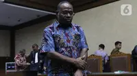 Mantan Kepala Dinas Pekerjaan Umum Papua, Mikael Kambuaya usai mengikuti sidang dakwaan di Pengadilan Tipikor Jakarta, Rabu (20/11/2019). Mikael Kambuaya didakwa terlibat dalam kasus dugaan suap pekerjaan peningkatan jalan Kemiri-Depapre TA 2015. (Liputan6.com/Helmi Fithriansyah)