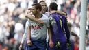 Para pemain Tottenham merayakan keberhasilan Hugo Lloris menahan penalti striker Arsenal, Pierre-Emerick Aubameyang, pada laga Premier League di Stadion Wembley, London, Sabtu (2/3). Kedua klub bermain imbang 1-1. (AFP/Ian Kington)