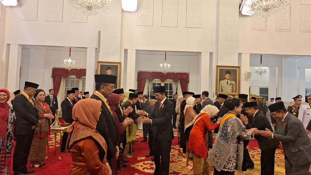 Jokowi Beri Tanda Kehormatan kepada 18 Tokoh, Ada Iriana hingga Wishnutama