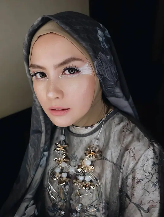 Kalau yang satu ini memang simple banget. Coba lihat, Revalina S Temat hanya memakai dalaman ninja berwarna kulit dan kemudian hijab segi tiganya yang ditaruh di kepala begitu saja. Cantik banget kan? (Instagram/vatemat)