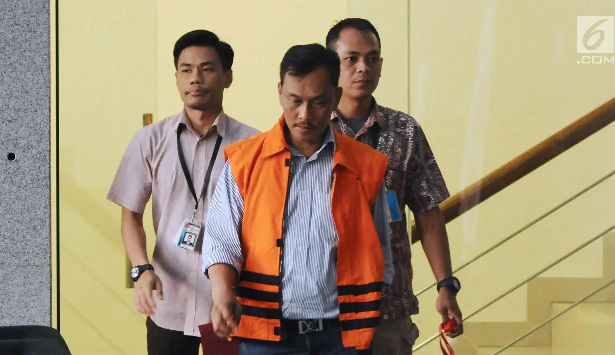 Mantan Ketua DPRD Kota Malang, M Arief Wicaksono (tengah) tertunduk usai menjalani pemeriksaan di Gedung KPK, Jakarta, Kamis (2/11). Moch Arief Wicaksono merupakan tersangka dugaan suap APBD-P Pemkot Malang TA 2015. (Liputan6.com/Helmi Fithriansyah)