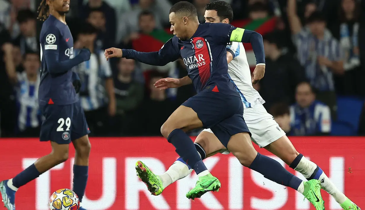 Dua gol Kylian Mbappe memastikan langkah PSG melaju ke perempat final Liga Champions 2023/2024. (FRANCK FIFE/AFP)