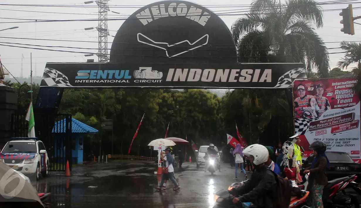 Pintu masuk Sirkuit Sentul, di Bogor, Minggu (14/2). Pemerintah menolak rencana renovasi Sirkuit Sentul yang disiapkan untuk penyelenggaraan MotoGP 2017 karena ajang itu adalah acara hiburan dan diselenggarakan oleh swasta. (Liputan6.com/Angga Yuniar)