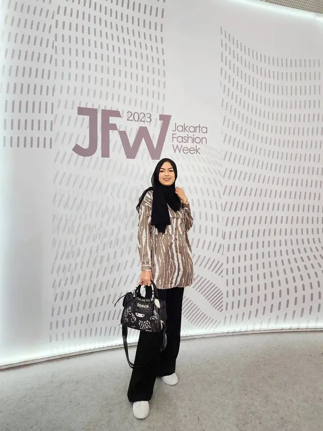 [Fimela] Rizma si guru cantik