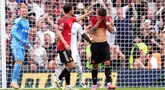Pemain Manchester United, Bruno Fernandes, tak bisa menutupi kekecewaan setelah kandas mencetak gol melalui titik putih saat melawan Fulham dalam laga pekan ke-2 Premier League 2025/2026 di Craven Cottage, Minggu (24/8/2025) malam WIB. (Adam Davy/PA via AP)